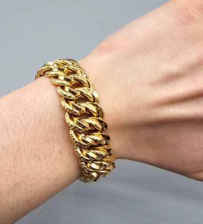 Bracelet en or jaune 750°° à mailles américaines....