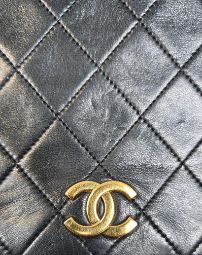 Chanel
Pochette à bandoulière en agneau matelassé...