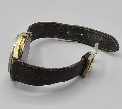 Lot de trois montres d'homme en métal dont:
-...