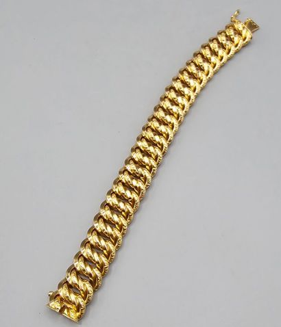 Bracelet en or jaune 750°° à mailles américaines....