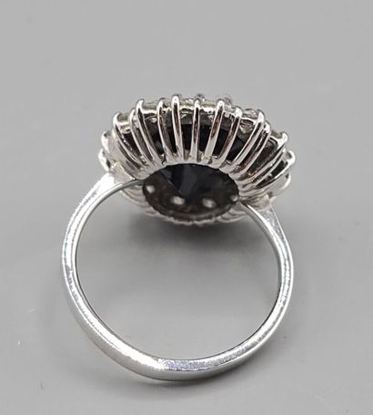 Bague marguerite en or blanc 750°°ornée d'un...