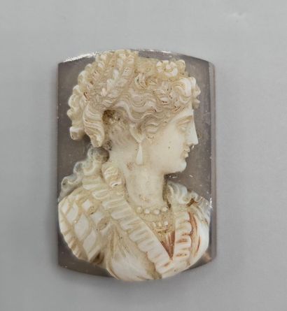 Camée de forme rectangulaire, arrondi sur...