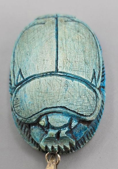 Scarabée egyptien en pierre dure bleue façon...