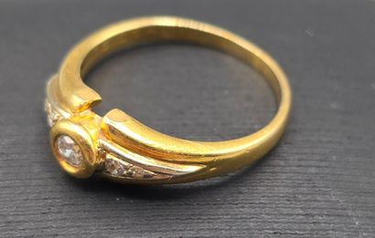 Bague en or jaune 750°° sertie d'un diamant...