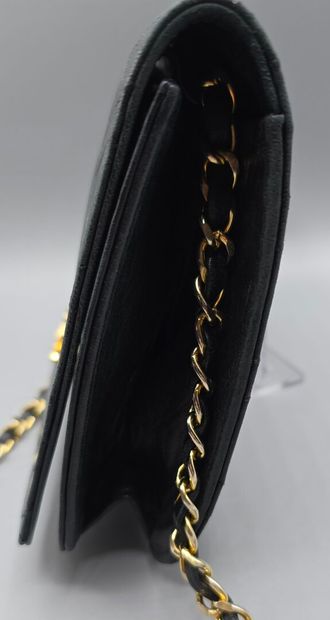 Chanel
Pochette à bandoulière en agneau matelassé...