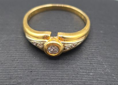 Bague en or jaune 750°° sertie d'un diamant...