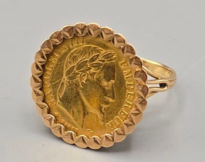 Pièce de 10 francs en or jaune montée en...