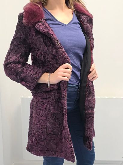 GIOVI
Manteau de fourrure en vison violet.
Taille...