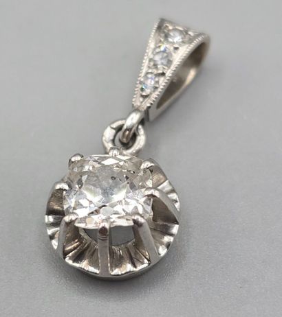 Pendentif en platine 850°° orné d'un diamant...