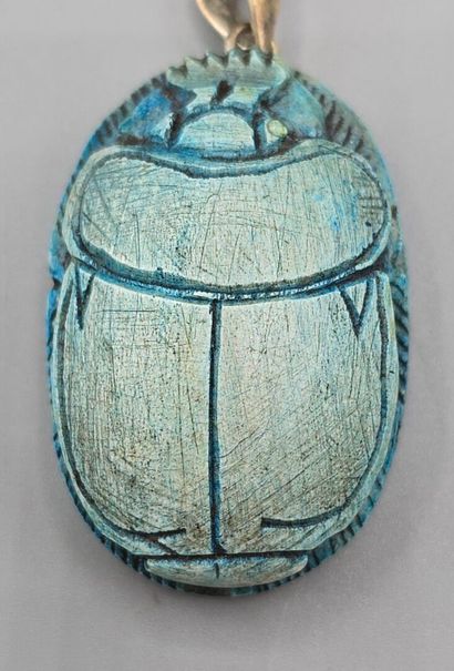 Scarabée egyptien en pierre dure bleue façon...