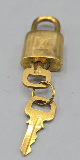 LOUIS VUITTON, PARIS
Cadenas en métal doré...