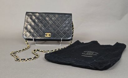 Chanel
Pochette à bandoulière en agneau matelassé...