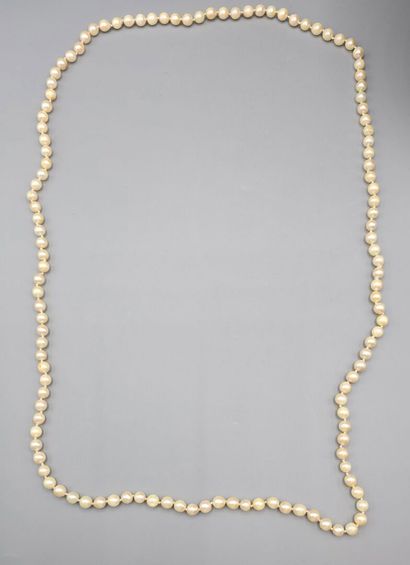 Collier sautoir orné de perles de culture.
Diam....