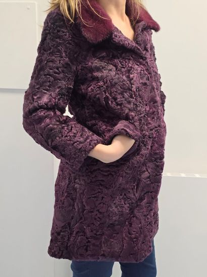 GIOVI
Manteau de fourrure en vison violet.
Taille...