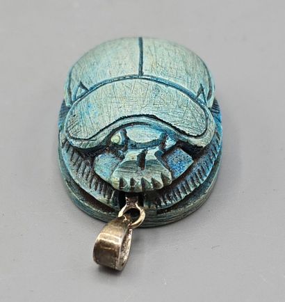 Scarabée egyptien en pierre dure bleue façon...