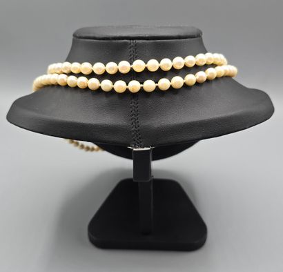 Collier sautoir orné de perles de culture.
Diam....