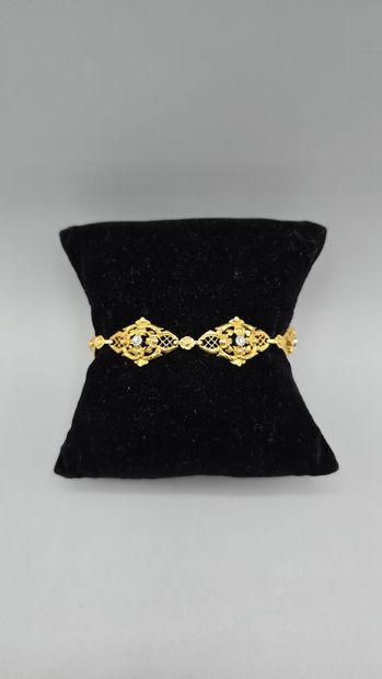Bracelet articulé en or jaune 750°°.
Constitué...