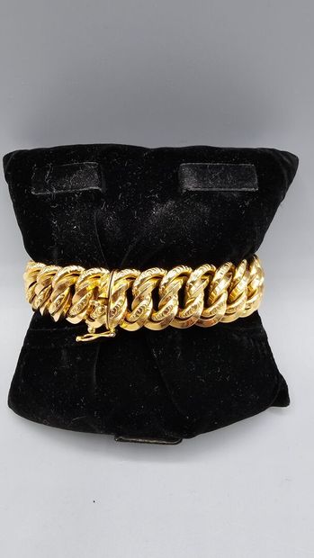 Bracelet en or jaune 750°° à mailles américaines....