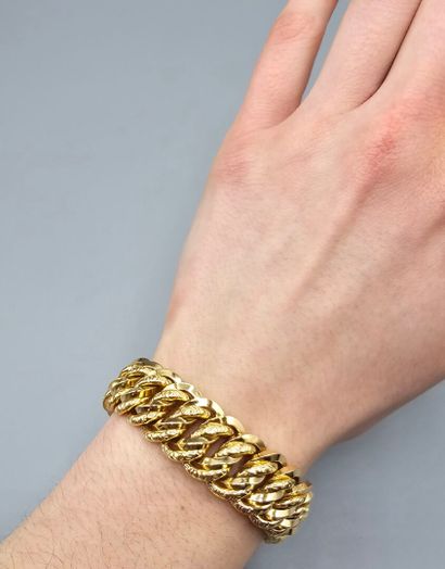 Bracelet en or jaune 750°° à mailles américaines....