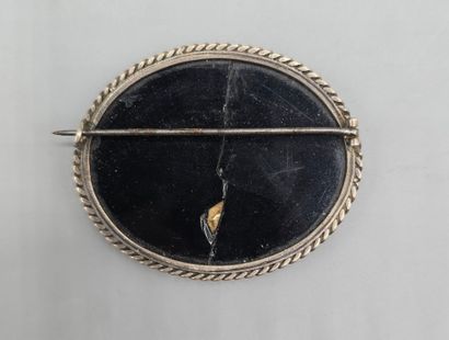 Pierre noire (onyx ?) de forme ovale au contour...