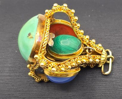 Pendentif breloque en or jaune 750°°.
Il...