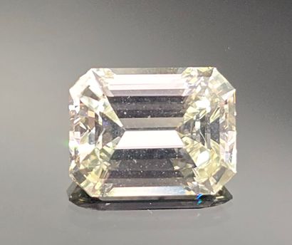 Diamant sur papier de forme rectangulaire...