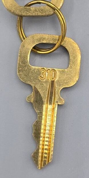 LOUIS VUITTON, PARIS
Cadenas en métal doré...