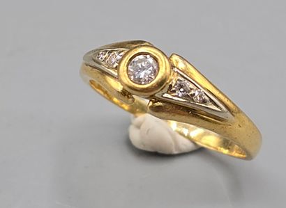 Bague en or jaune 750°° sertie d'un diamant...