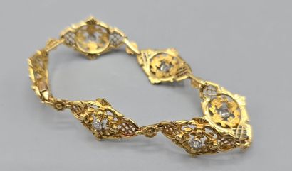 Bracelet articulé en or jaune 750°°.
Constitué...