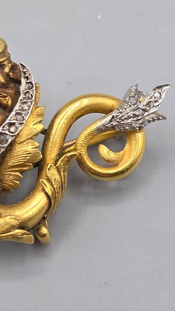 Jolie broche en or jaune 750°°.
Figure un...