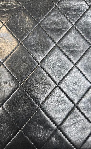 Chanel
Pochette à bandoulière en agneau matelassé...