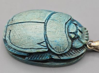 Scarabée egyptien en pierre dure bleue façon...