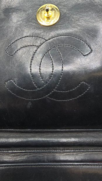 Chanel
Pochette à bandoulière en agneau matelassé...