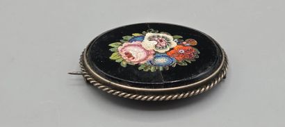 Pierre noire (onyx ?) de forme ovale au contour...