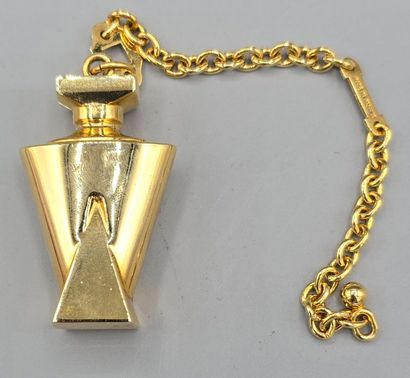 GUERLAIN. 
Porte clé en métal doré comprenant...