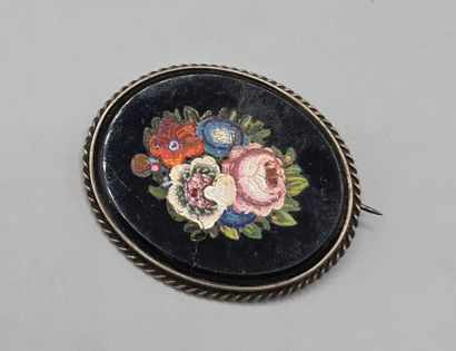 Pierre noire (onyx ?) de forme ovale au contour...