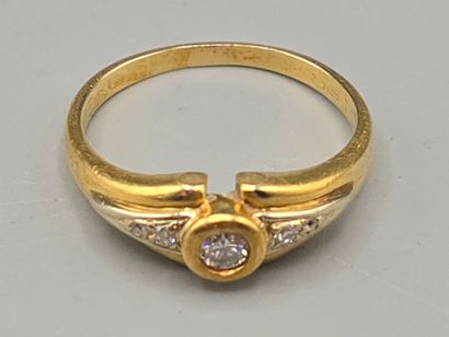 Bague en or jaune 750°° sertie d'un diamant...