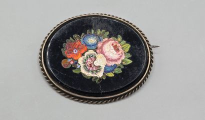 Pierre noire (onyx ?) de forme ovale au contour...