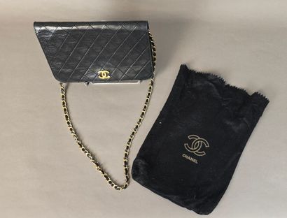 Chanel
Pochette à bandoulière en agneau matelassé...