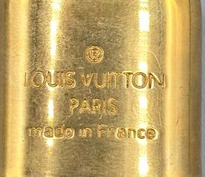 LOUIS VUITTON, PARIS
Cadenas en métal doré...