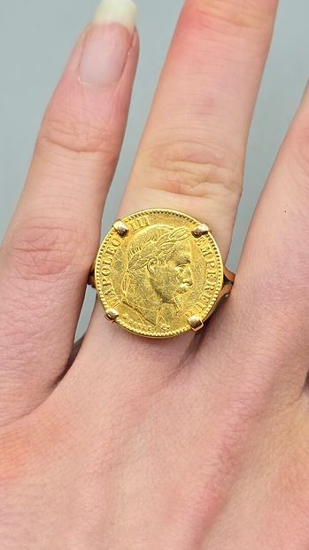 Pièce de 10 francs en or jaune montée en...