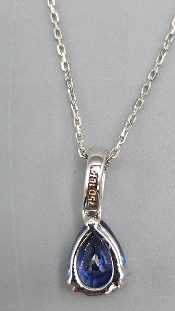 Collier en or blanc 750°°constitué d'un pendentif...