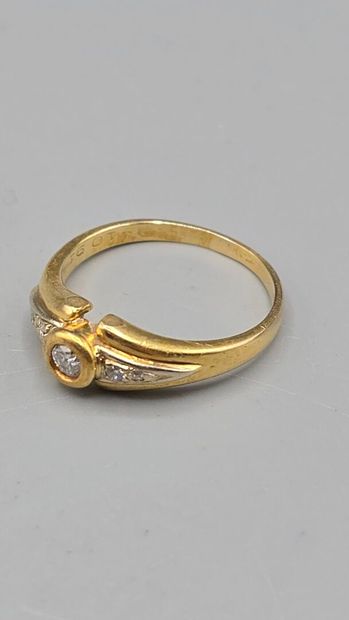 Bague en or jaune 750°° sertie d'un diamant...