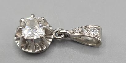 Pendentif en platine 850°° orné d'un diamant...