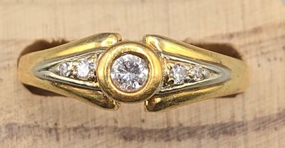 Bague en or jaune 750°° sertie d'un diamant...