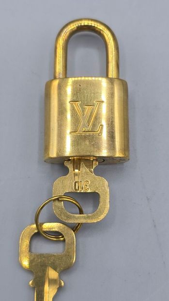 LOUIS VUITTON, PARIS
Cadenas en métal doré...