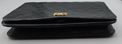 Chanel
Pochette à bandoulière en agneau matelassé...