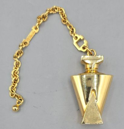 GUERLAIN. 
Porte clé en métal doré comprenant...
