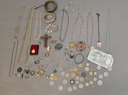Fort lot de bijoux fantaisies comprenant...