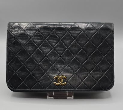 Chanel
Pochette à bandoulière en agneau matelassé...